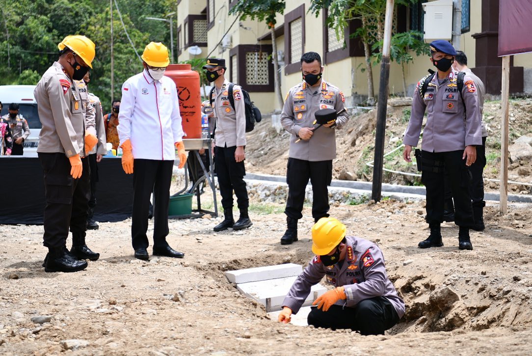 Pemprov Sulsel Beri Bantuan 50 Unit Huntap untuk Polda Sulbar, Kapolri Lakukan Peletakan Batu Pertama